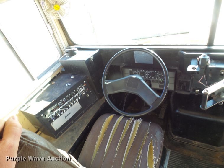 image for item DL0839 1994 International 3800  school bus