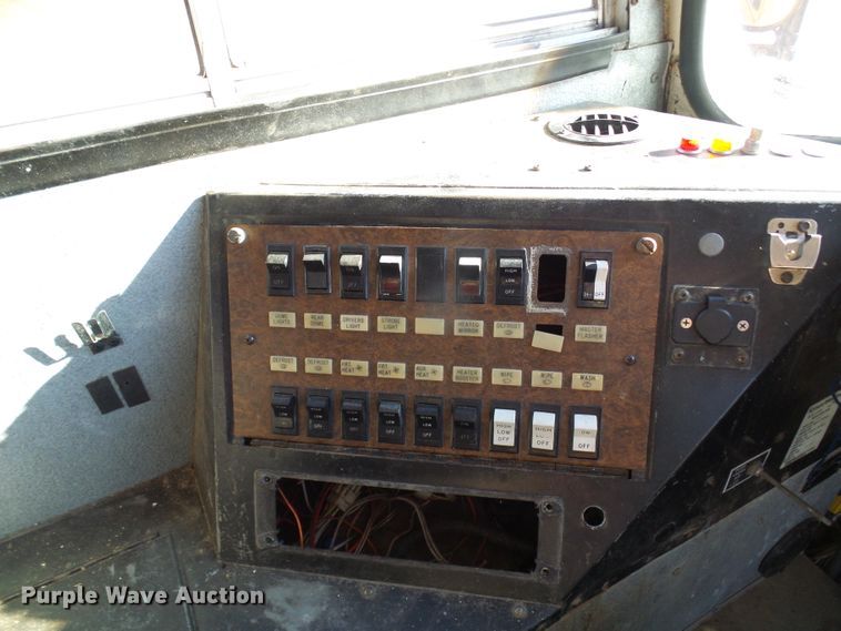 image for item DL0840 1996 International 3800  school bus