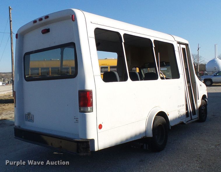 image for item DL0841 2000 Ford E350 Super Duty  shuttle bus