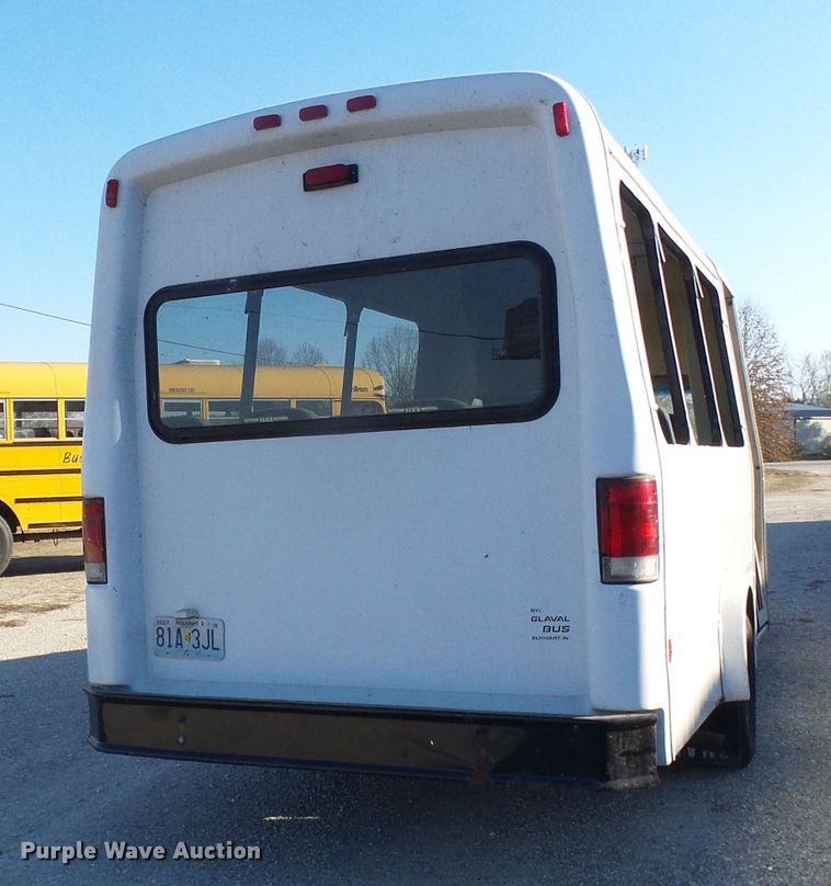 image for item DL0841 2000 Ford E350 Super Duty  shuttle bus