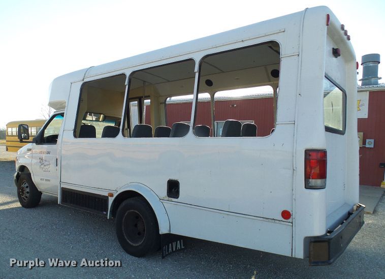 image for item DL0841 2000 Ford E350 Super Duty  shuttle bus