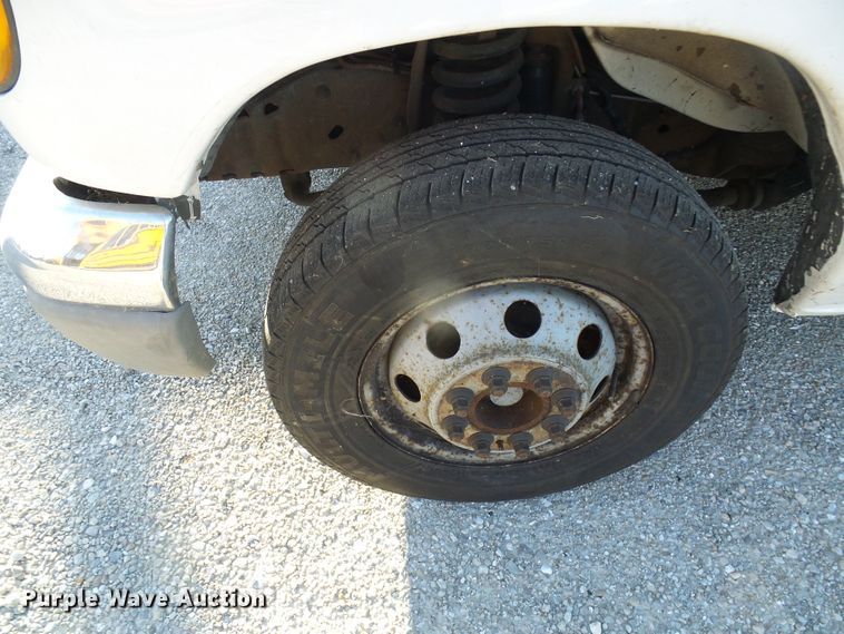 image for item DL0841 2000 Ford E350 Super Duty  shuttle bus