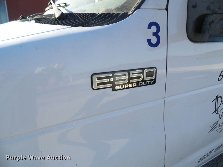 image for item DL0841 2000 Ford E350 Super Duty  shuttle bus