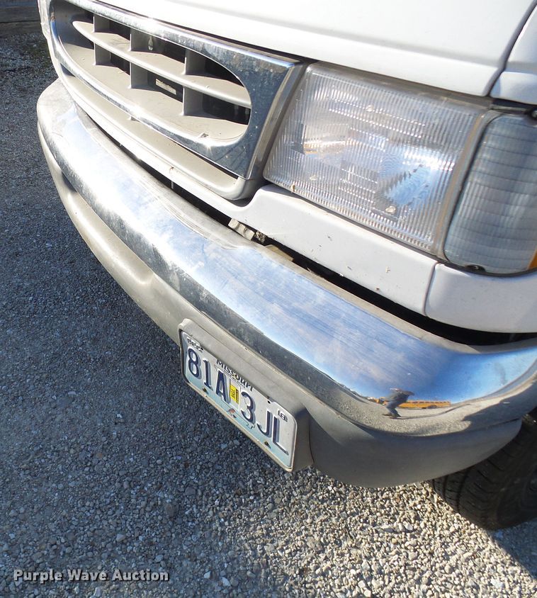 image for item DL0841 2000 Ford E350 Super Duty  shuttle bus