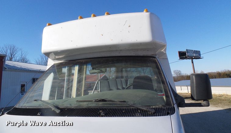 image for item DL0841 2000 Ford E350 Super Duty  shuttle bus