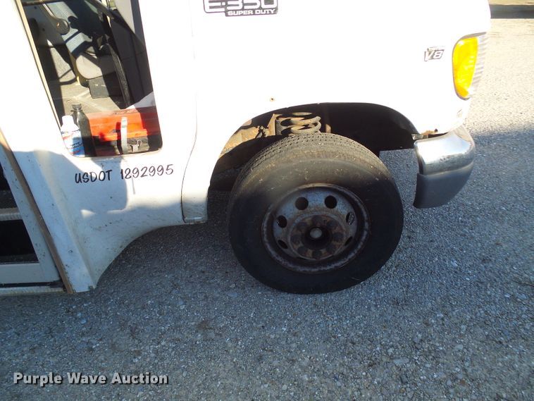 image for item DL0841 2000 Ford E350 Super Duty  shuttle bus