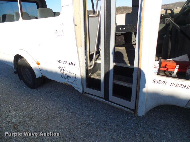 image for item DL0841 2000 Ford E350 Super Duty  shuttle bus