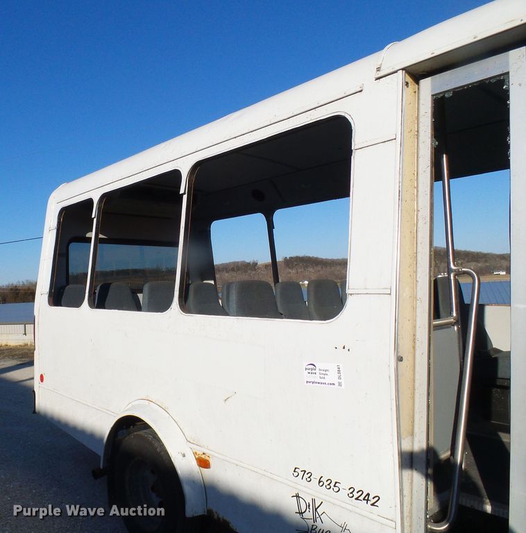 image for item DL0841 2000 Ford E350 Super Duty  shuttle bus