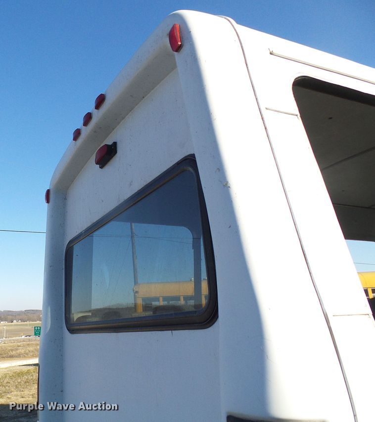 image for item DL0841 2000 Ford E350 Super Duty  shuttle bus