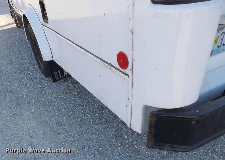 image for item DL0841 2000 Ford E350 Super Duty  shuttle bus