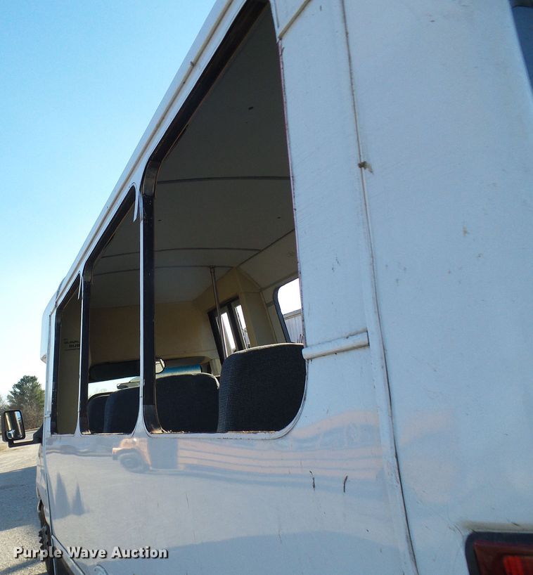 image for item DL0841 2000 Ford E350 Super Duty  shuttle bus