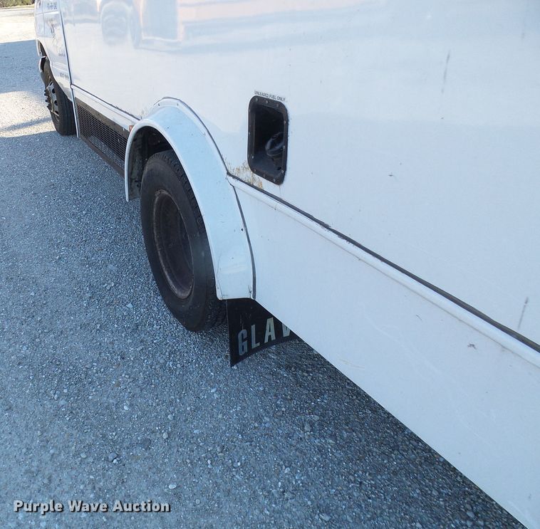 image for item DL0841 2000 Ford E350 Super Duty  shuttle bus