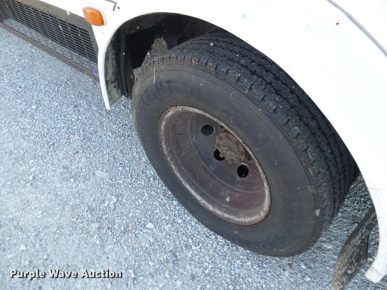 image for item DL0841 2000 Ford E350 Super Duty  shuttle bus