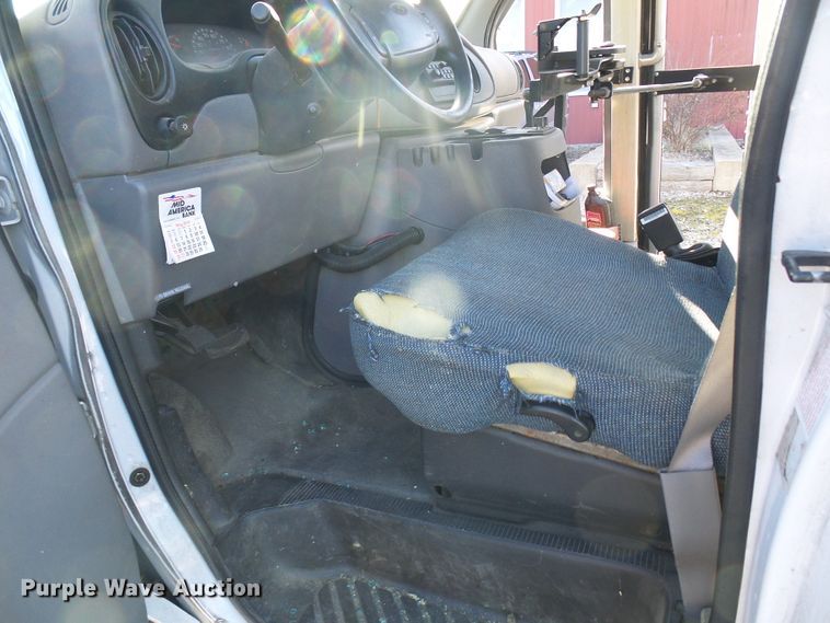 image for item DL0841 2000 Ford E350 Super Duty  shuttle bus