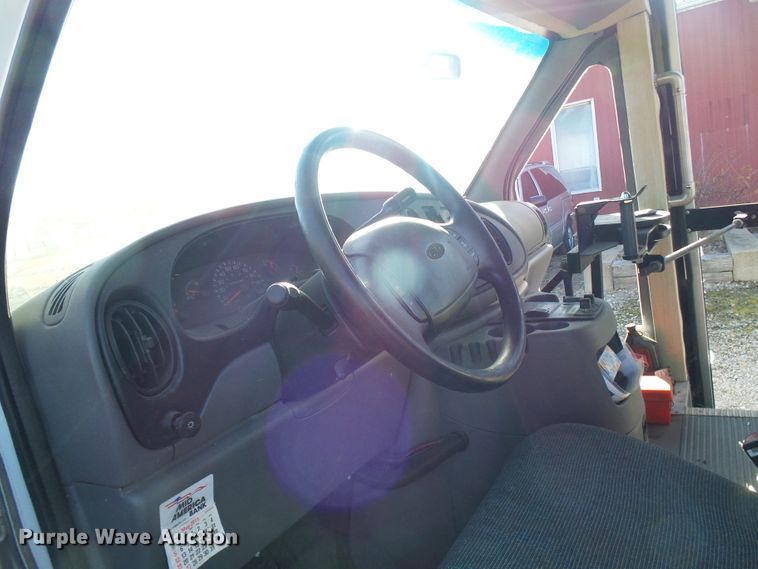 image for item DL0841 2000 Ford E350 Super Duty  shuttle bus