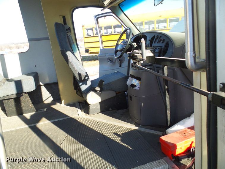 image for item DL0841 2000 Ford E350 Super Duty  shuttle bus