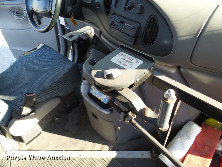 image for item DL0841 2000 Ford E350 Super Duty  shuttle bus