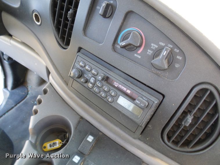 image for item DL0841 2000 Ford E350 Super Duty  shuttle bus