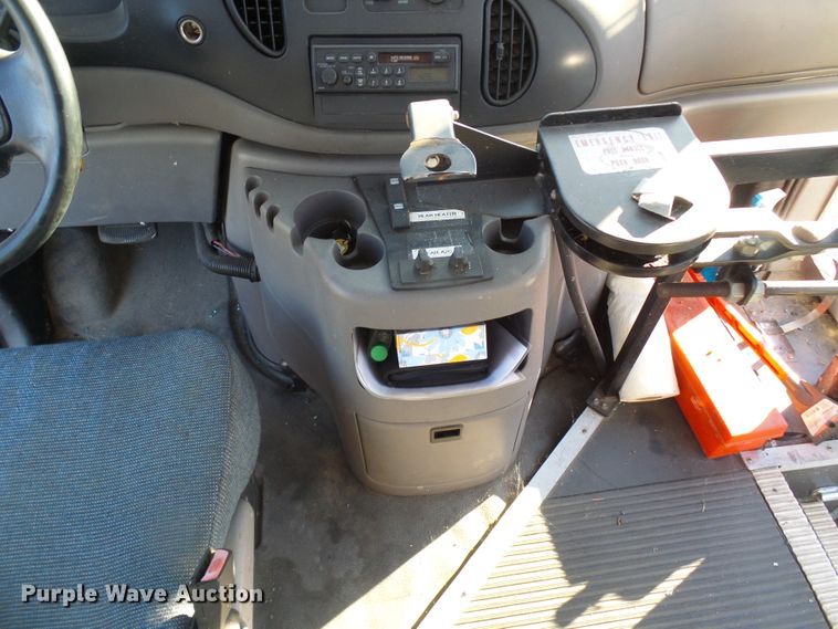 image for item DL0841 2000 Ford E350 Super Duty  shuttle bus