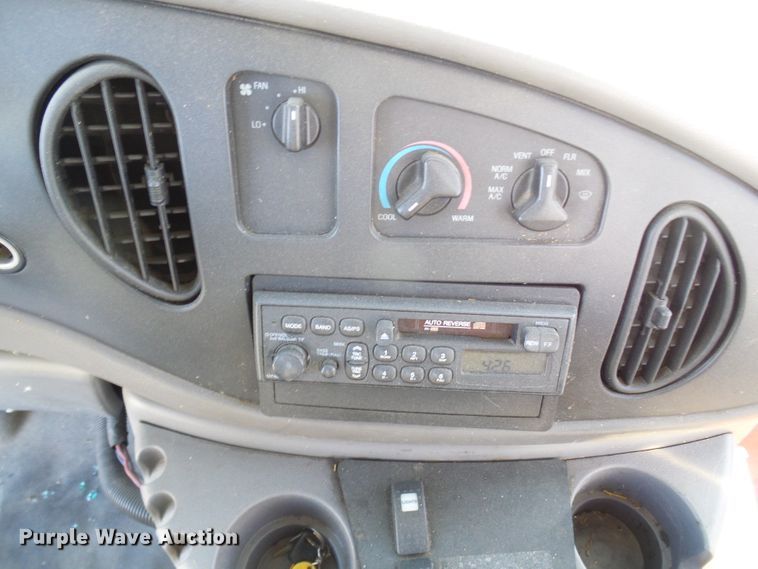 image for item DL0841 2000 Ford E350 Super Duty  shuttle bus