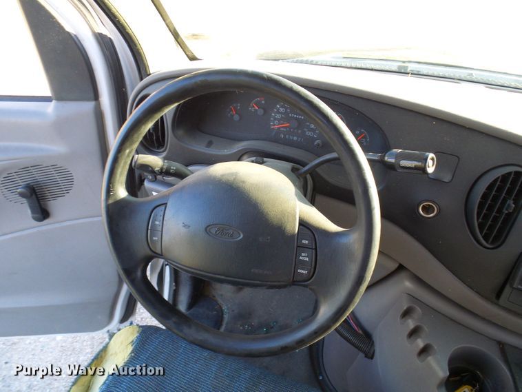 image for item DL0841 2000 Ford E350 Super Duty  shuttle bus