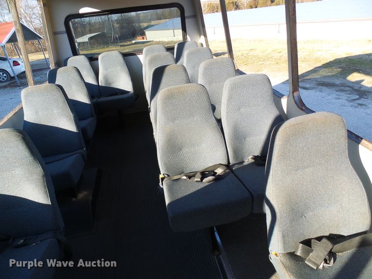 image for item DL0841 2000 Ford E350 Super Duty  shuttle bus