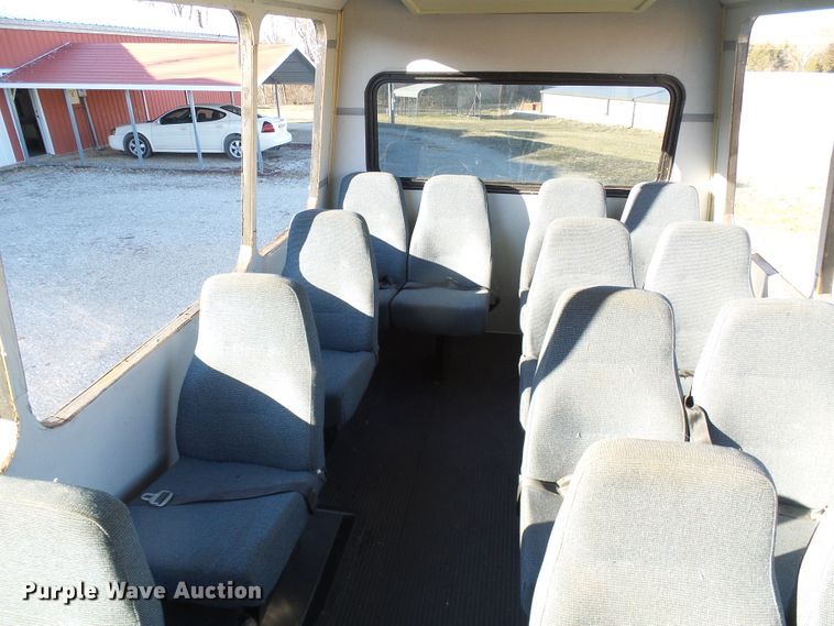 image for item DL0841 2000 Ford E350 Super Duty  shuttle bus