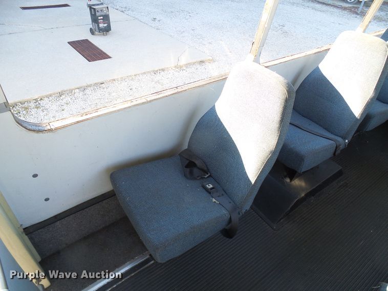 image for item DL0841 2000 Ford E350 Super Duty  shuttle bus