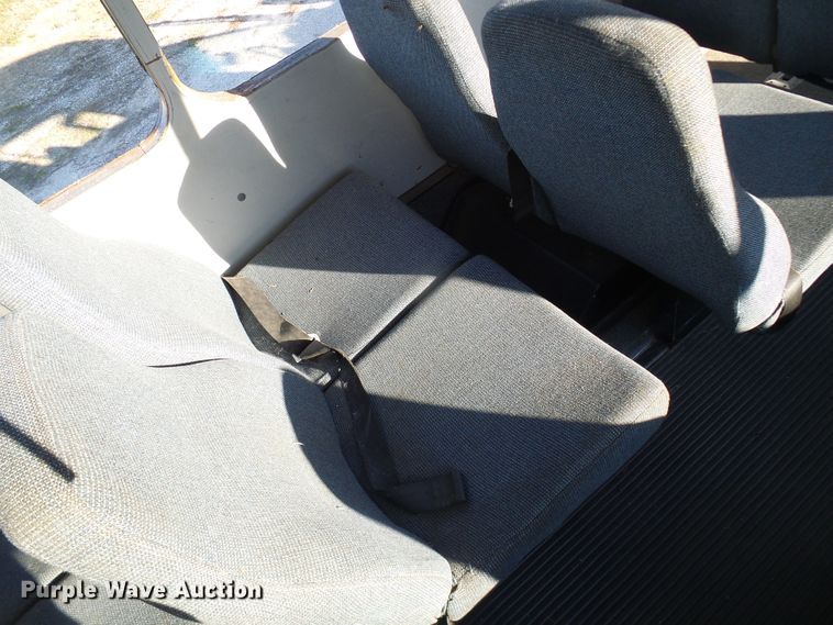 image for item DL0841 2000 Ford E350 Super Duty  shuttle bus