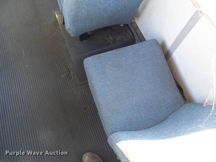 image for item DL0841 2000 Ford E350 Super Duty  shuttle bus