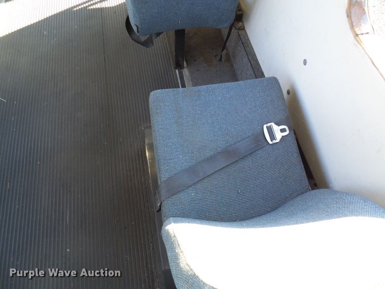 image for item DL0841 2000 Ford E350 Super Duty  shuttle bus