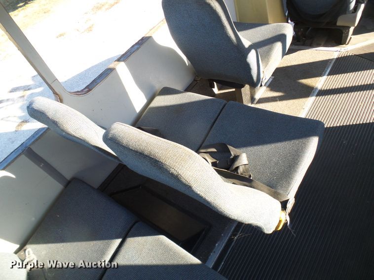 image for item DL0841 2000 Ford E350 Super Duty  shuttle bus