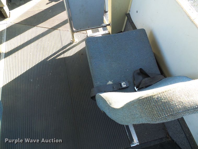 image for item DL0841 2000 Ford E350 Super Duty  shuttle bus