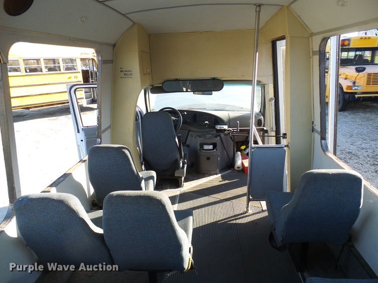 image for item DL0841 2000 Ford E350 Super Duty  shuttle bus