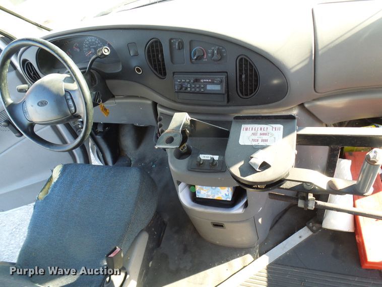 image for item DL0841 2000 Ford E350 Super Duty  shuttle bus