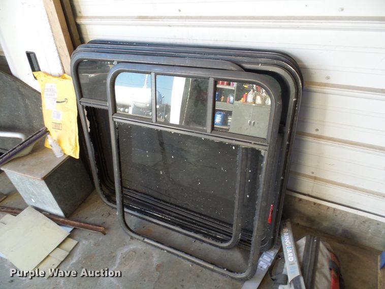 image for item DL0841 2000 Ford E350 Super Duty  shuttle bus