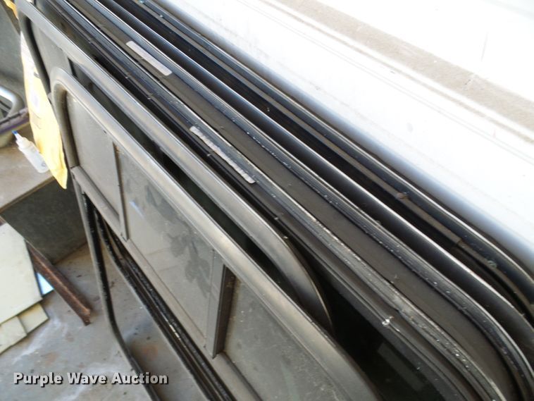 image for item DL0841 2000 Ford E350 Super Duty  shuttle bus