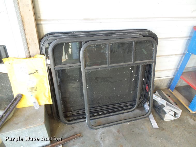 image for item DL0841 2000 Ford E350 Super Duty  shuttle bus