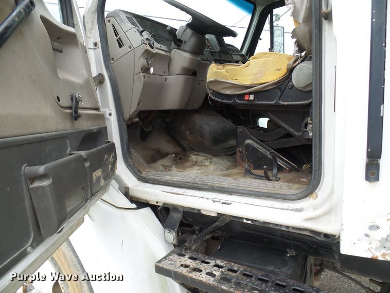 image for item DL0902 2000 Sterling L7500  refuse truck