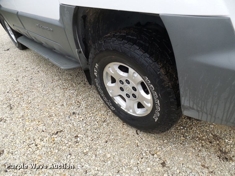 image for item DL0906 2002 Chevrolet Avalanche  Crew Cab pickup truck