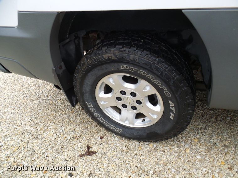 image for item DL0906 2002 Chevrolet Avalanche  Crew Cab pickup truck