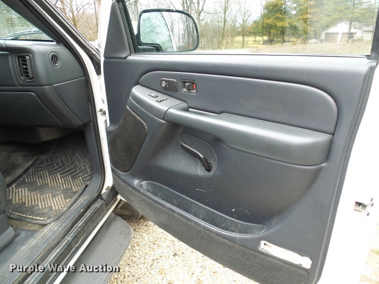 image for item DL0906 2002 Chevrolet Avalanche  Crew Cab pickup truck