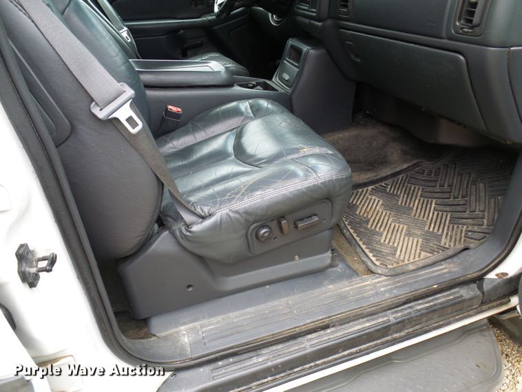 image for item DL0906 2002 Chevrolet Avalanche  Crew Cab pickup truck