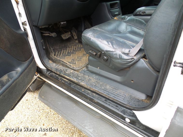 image for item DL0906 2002 Chevrolet Avalanche  Crew Cab pickup truck