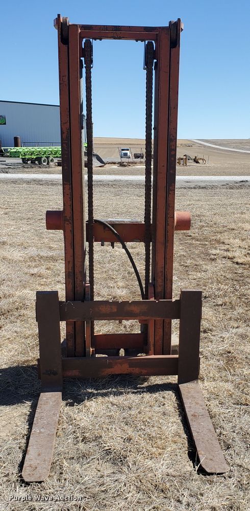 image for item EY9677 Nissan forklift mast