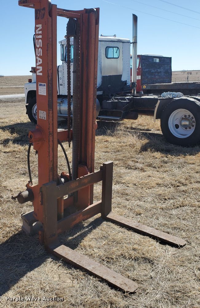 image for item EY9677 Nissan forklift mast