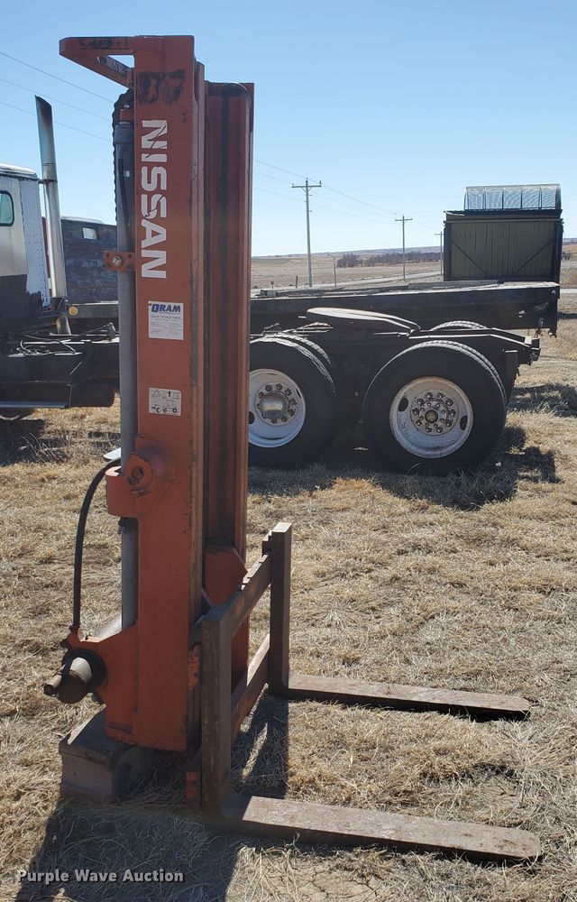 image for item EY9677 Nissan forklift mast