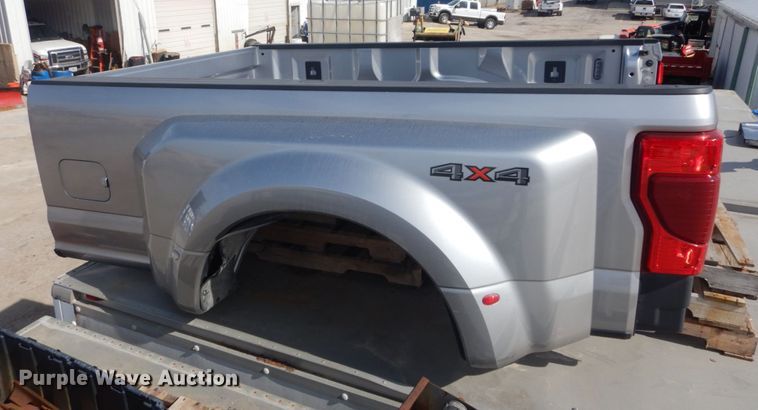 image for item GT9635 2020 Ford F350 pickup truck bed