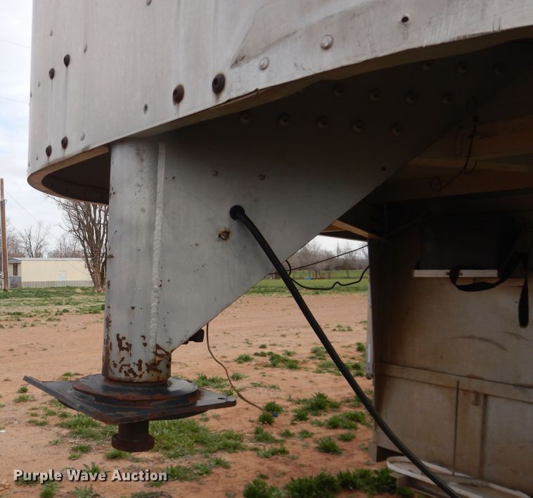 image for item HL9720 1992 Sooner livestock trailer