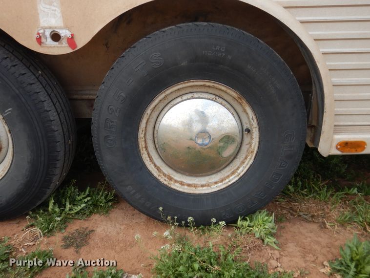 image for item HL9720 1992 Sooner livestock trailer